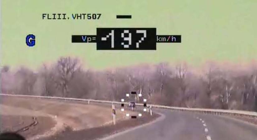 Még a rendőrök is meglepődtek: 197 km/h-val hajtott Esztergomnál