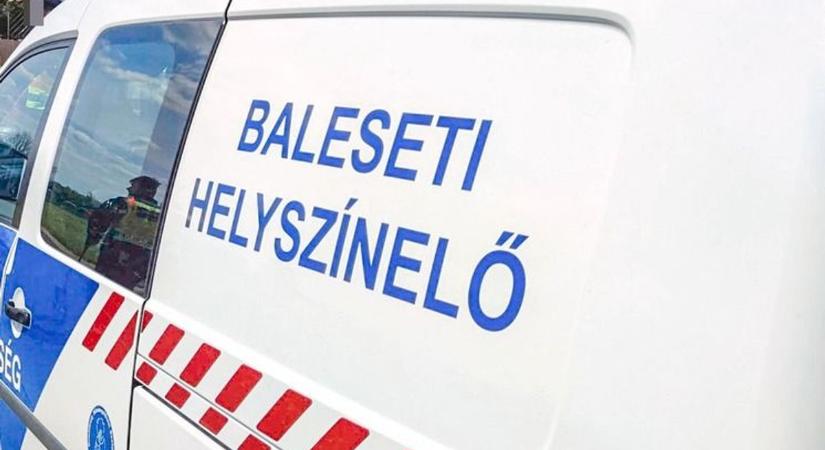 Árokba borult egy teherautó Sárváron