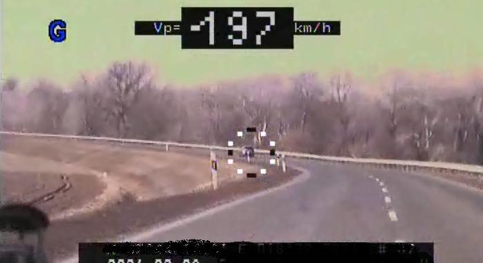 90 km/óra helyett 197-tel száguldott, amikor megállították, azt mondta, az anyja születésnapjára sietett