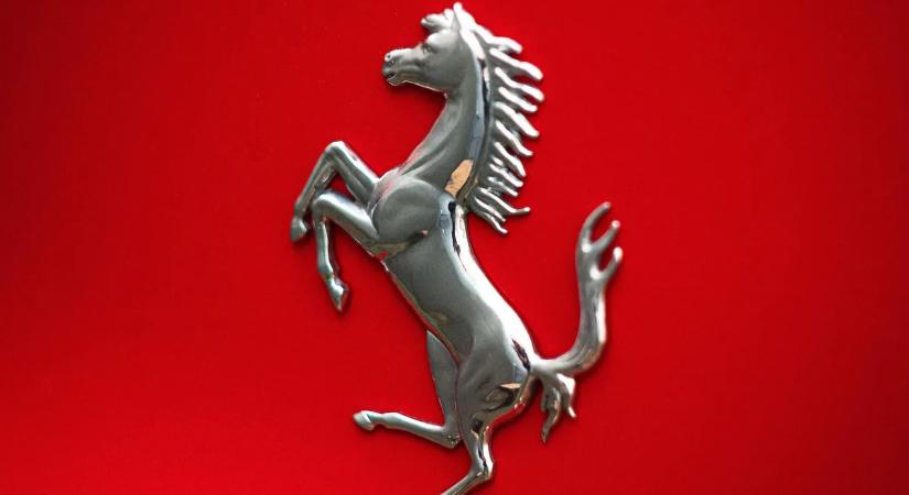 1000 lóerő és hihetetlen luxus: képeken az első elektromos Ferrari