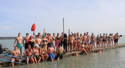 Farsangi jelmezes hidegfürdőzés a Balatoni Jegesmedvékkel