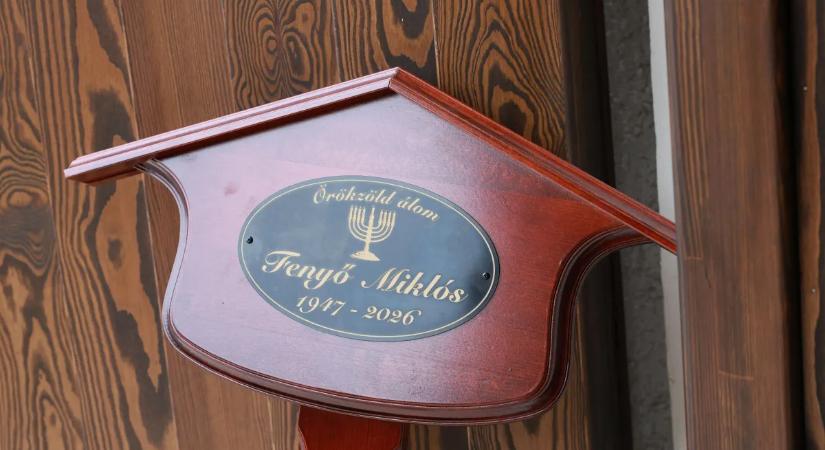 Képeken Fenyő Miklós temetése – Ilyen volt a fájdalom csendje