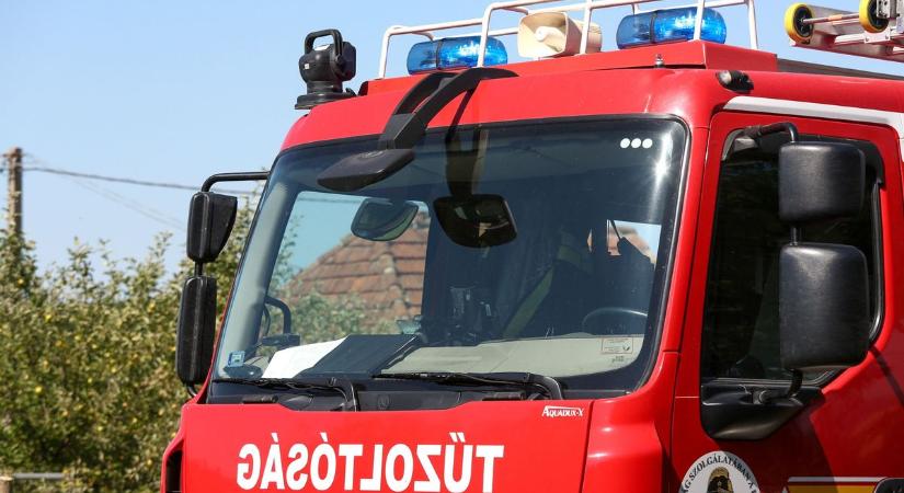 Felborult egy autó a 76-oson, keszthelyi tűzoltók a helyszínen