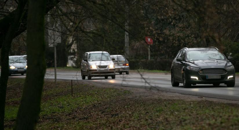Büntethet a rendőr: lakott területen belül is kötelező lesz a tompított fényszóró használata nappal is