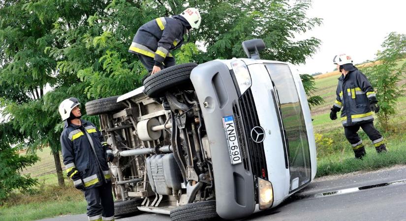 Súlyos a helyzet: felborult egy teherautó a Balatonnál, riasztották a tűzoltókat