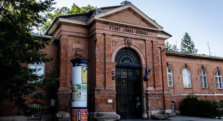 Szennyvíz kezdett ömleni a Szent János Kórházban a plafonból