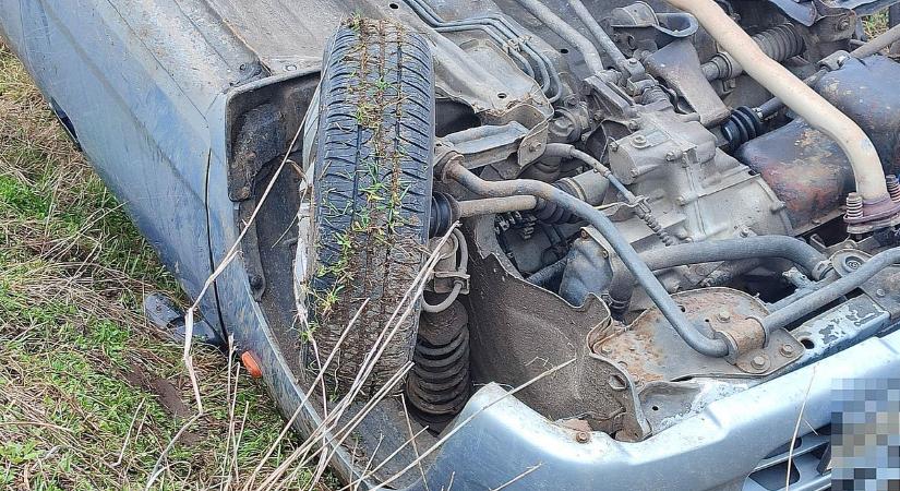 Az árokba hajtott és felborult egy autó – fotók a helyszínről