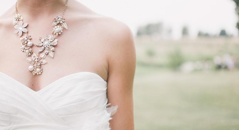 A menyasszony terhességi tesztet csinált közvetlenül azelőtt, hogy igent mondott volna. Aztán meglepte a vőlegényt az eredménnyel