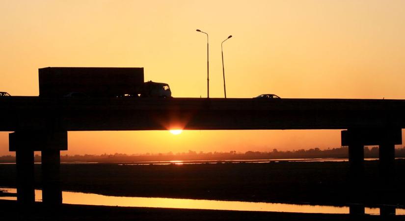 Ütközés az átjáróban: letörte a sorompót és a fényjelzőt is kidöntötte egy kamion Kunmadarason