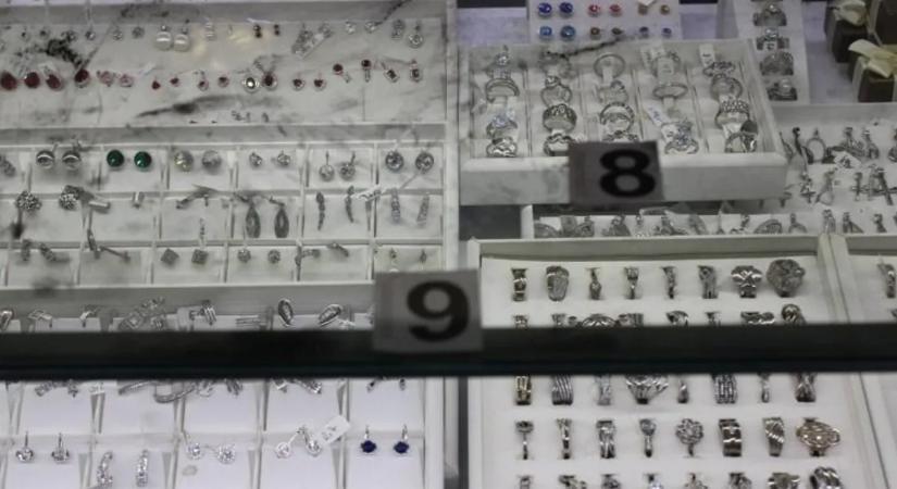 Pimasz ékszerlopás Tiszaújvárosban: gazdag zsákmánnyal száguldottak el a helyszínről a tolvajok