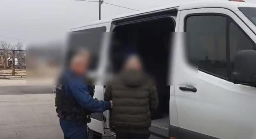 Videó: csomagautomatába rendelt kábítószert a veszprémi férfi, a rendőrök is észrevették