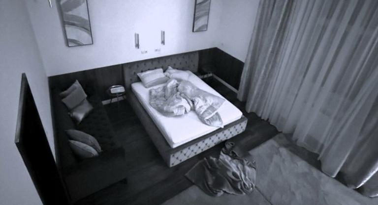 Széttúrt ágyat mutató kamerafelvétellel indult oldal Radnai Márk nevével