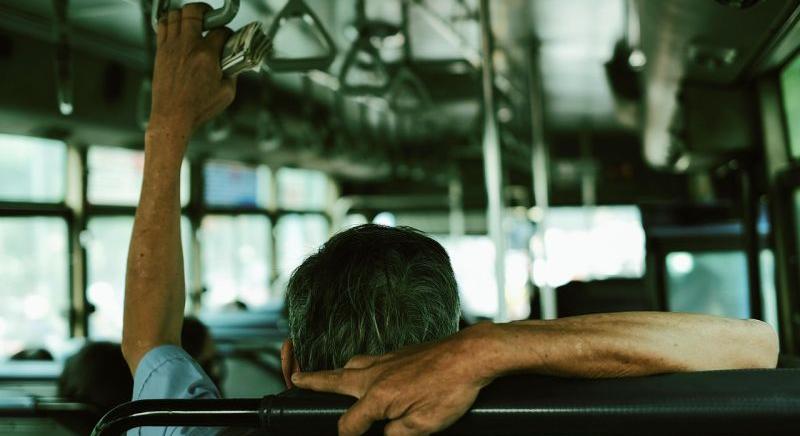 Elképesztő szabály: buszra nem szállhatsz a magyar városban két bőrönddel