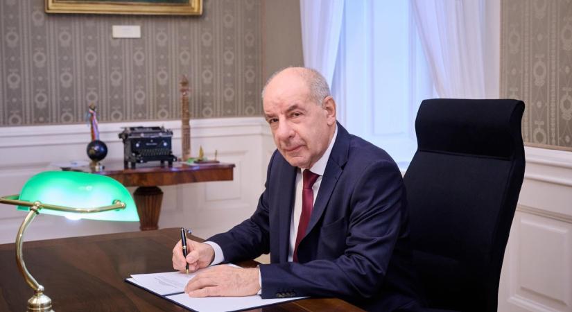 Reagált Sulyok Tamás hivatala arra, hogy a kormány rendelettel vetne véget önkormányzati pereknek