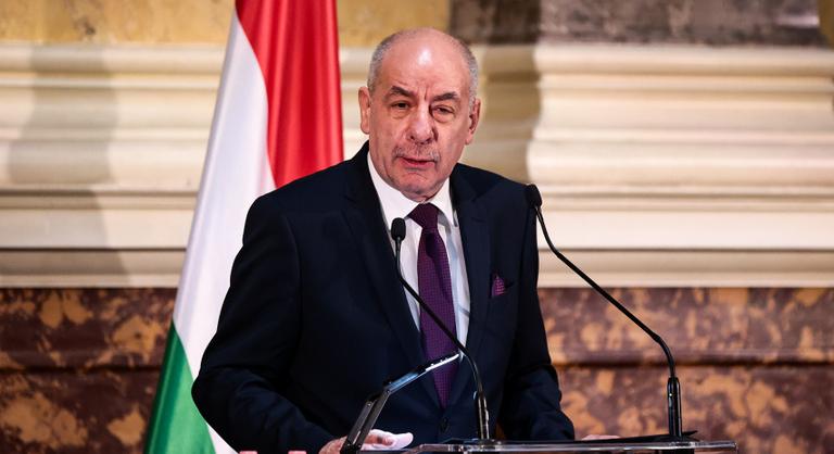 A Sándor-palota elmagyarázta, hogy miért nem szólal meg a köztársasági elnök a nagy vihart kavart döntés után