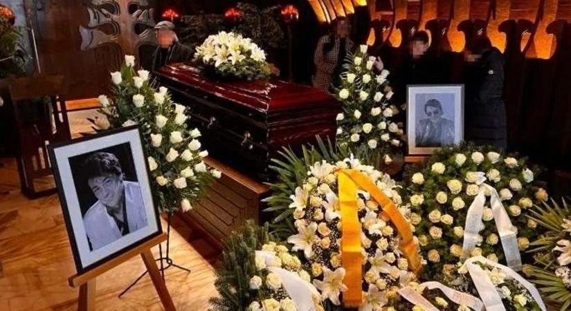 Elbúcsúztatták a hazai könnyűzene egyik korszakalkotó legendáját - Fenyő Miklós előtt tisztelegtek