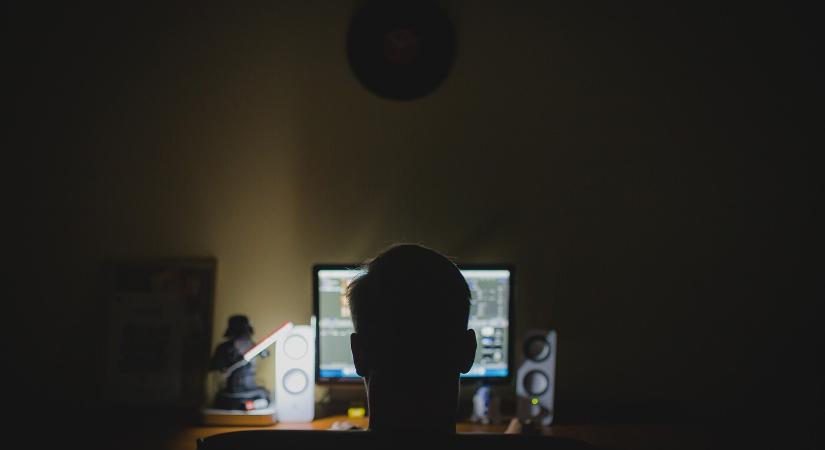 Az EU jogszabállyal szabna gátat az online zaklatásnak