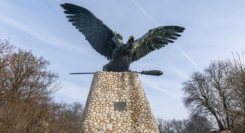 Előkerült a Turul-madár egyik hiányzó ujja, de még nem teljes a szobor