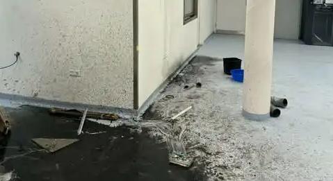 Csőtörés a János kórházban: szennyvíz folyt a fül-orr-gégészet plafonjából