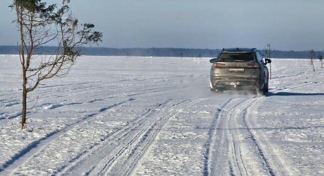 Jégút nyílt Észtország két legnagyobb szigete között a tengeren
