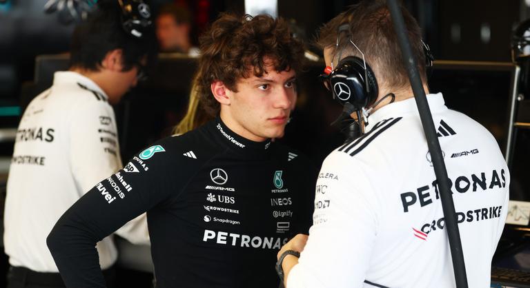 Közúti balesetet szenvedett a Forma–1-es pilóta