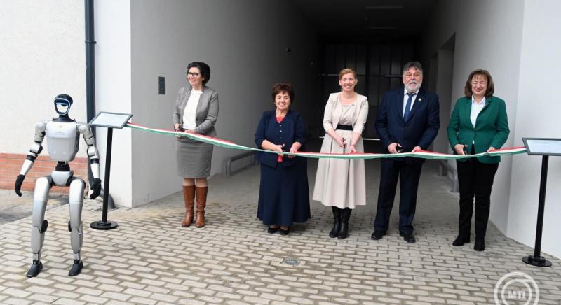 Szintet lép a szolnoki szakképzés: új tanműhely épületet adtak át a Jendrassikban