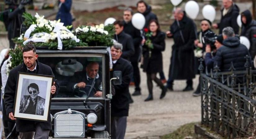 Könnyekkel küszködve búcsúztak Fenyő Miklóstól, az örök jampitól - Csodaszép beszédek hangoztak el a temetésen