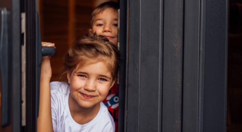 Veszélyes Kétévesek csaptak le Bács-Kiskunban – a tűzoltók sem hitték el, mi történt egy hálószobában