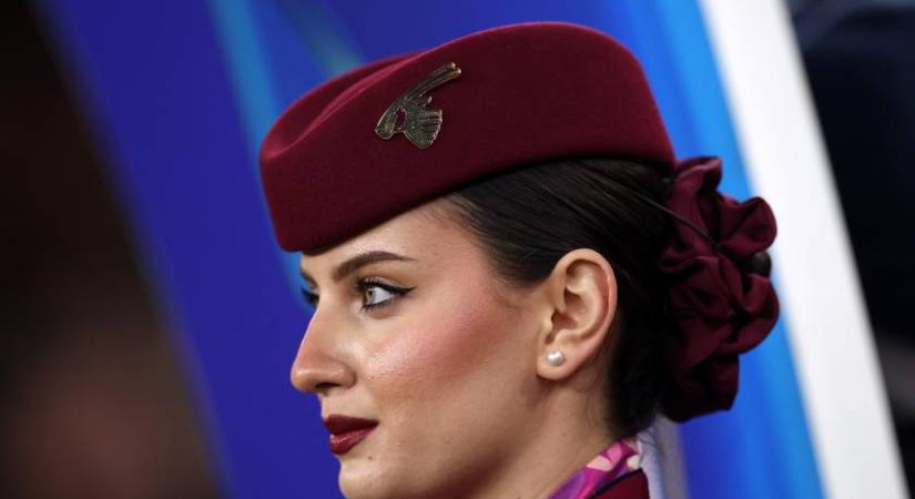 Ezért viselnek vörös rúzst a légiutas-kísérők: vészhelyzetben van jelentősége