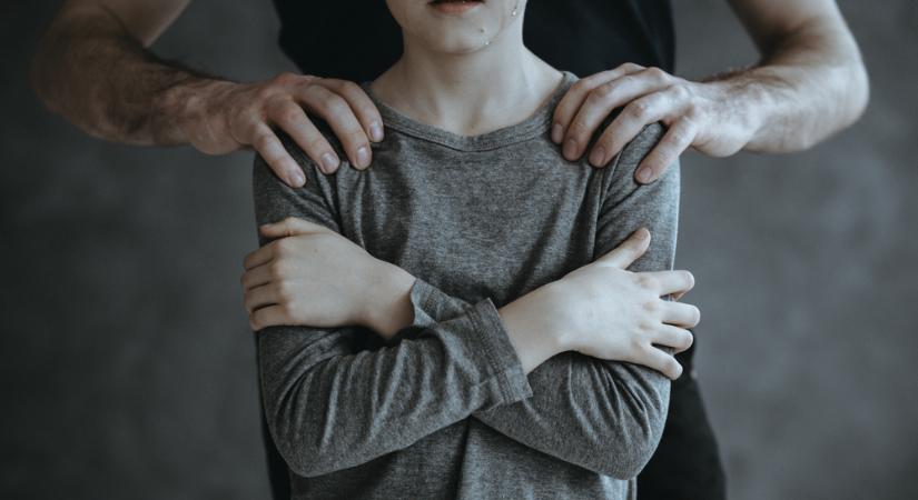 Embertelen tettekkel vádolják a pedofil ragadozót