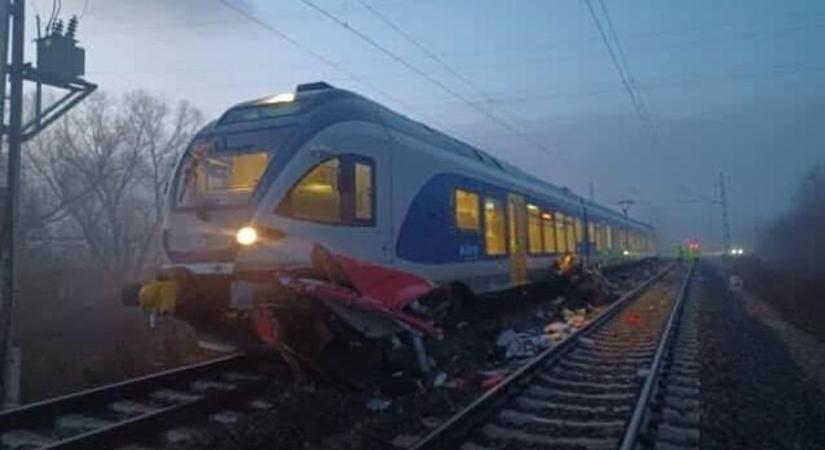 Hajszálon múlott a tragédia: az utolsó másodpercben menekültek meg az utasok a vonat által szétzúzott autóból (VIDEÓ)