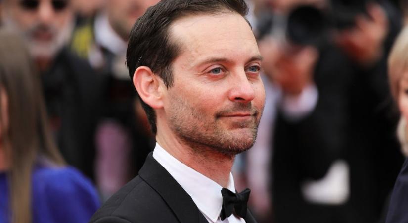 20 éves lánnyal randizik az 50 éves Tobey Maguire: új barátnője csak egy évvel idősebb a lányánál