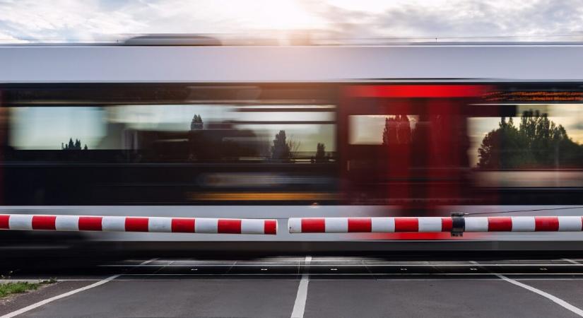 Kiadták a rendőrségi videót a hajmeresztő isaszegi vonatbalesetről – hatalmas volt a csattanás
