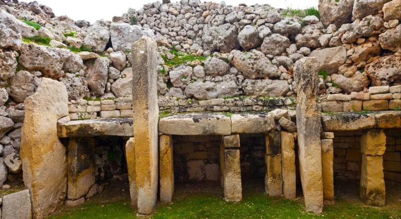 Azzal kezdte máltai vakációját a magyar turista, hogy számokat vésett egy ötezer éves templom falába