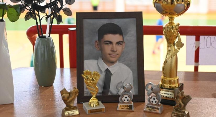 A barátság erősebb a halálnál: Csabika emléke az SMA-val küzdő Dorinát segíti