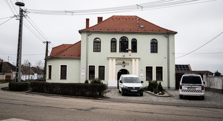 „Azt hiszed, nyugodt az élet, aztán pikk-pakk, Chicago van” – riport Nagytevelről, ahol rálőttek a polgármesterre