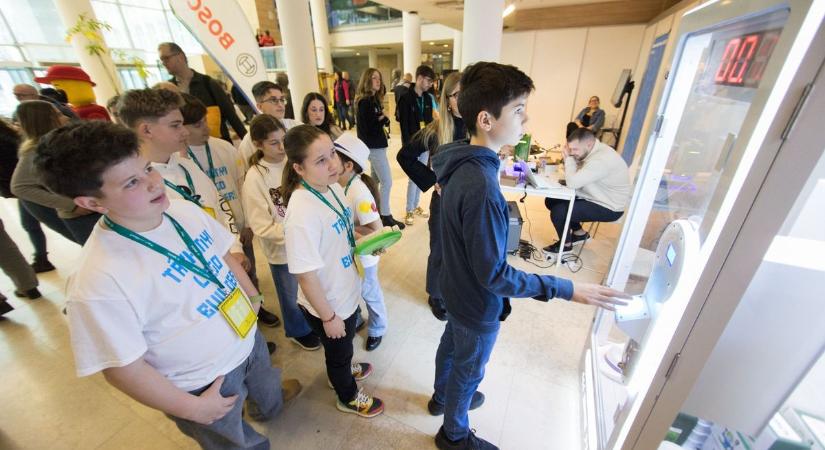 Tárkányi és hatvani különdíj a miskolci robotversenyen