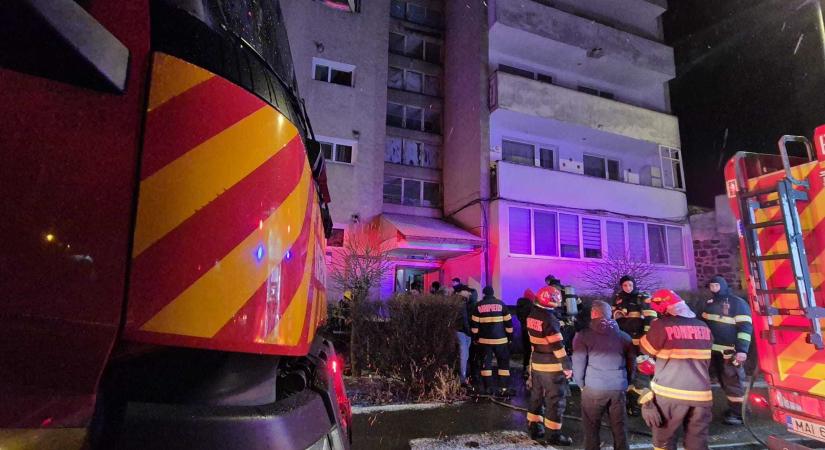 Lakástűz Sepsiszentgyörgyön: két sérültet vittek kórházba, negyven lakót evakuáltak (FOTÓK)
