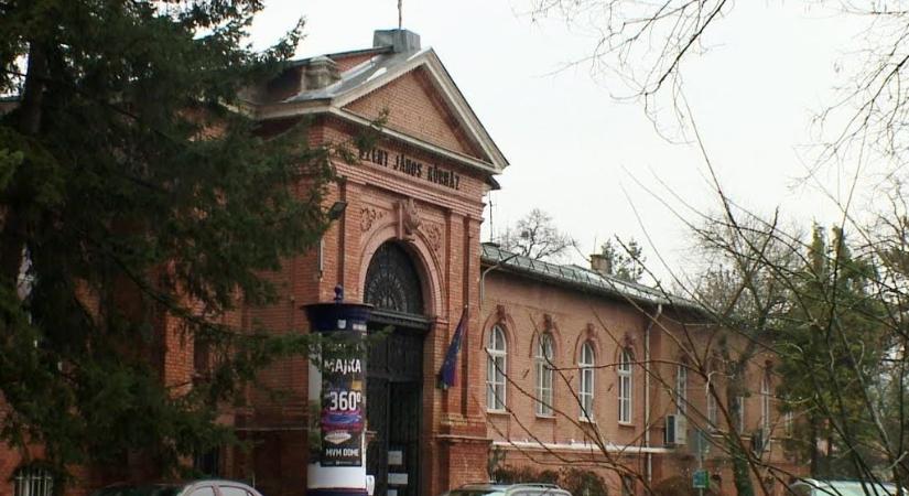 Durva állapotok: szennyvíz árasztotta el a János kórház egyik várótermét, csőtörés történt