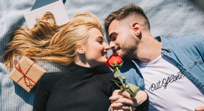 Rózsa-ceremónia, salsa, tetoválás és éjszakai fürdőzés – Valentin-nap, ahogy még nem látta Vas megye