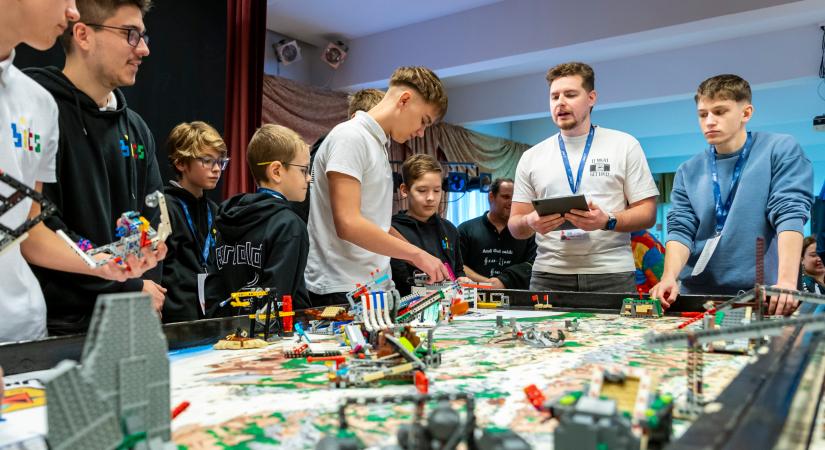 Játék és tanulás: LEGO-robotokkal versenyeztek a diákok a Széchenyi István Egyetemen