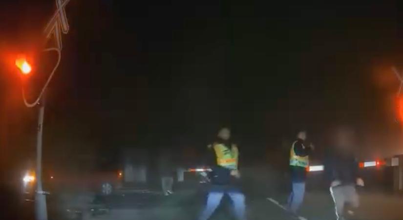 Videón, ahogy letarolja a vonat a síneken rekedt autót Isaszegnél