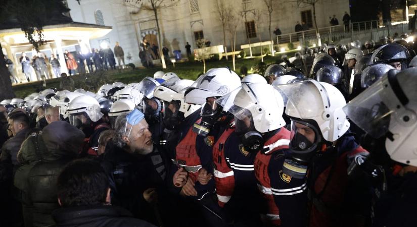 Összecsaptak a tüntetők a rendőrökkel az albán fővárosban, a tömeg a miniszterelnök lemondását követelte