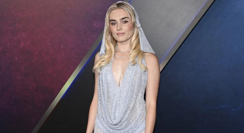 A Zombi-filmek női sztárja, Meg Donnelly ártatlan szemekkel mutogatja dekoltázsát - szexi galéria