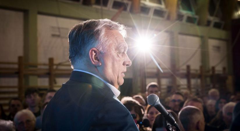 „Telt házas meccs” – hatalmas tömeg gyűlt össze Orbán Viktor országjárásának szentendrei állomásán (GALÉRIA)