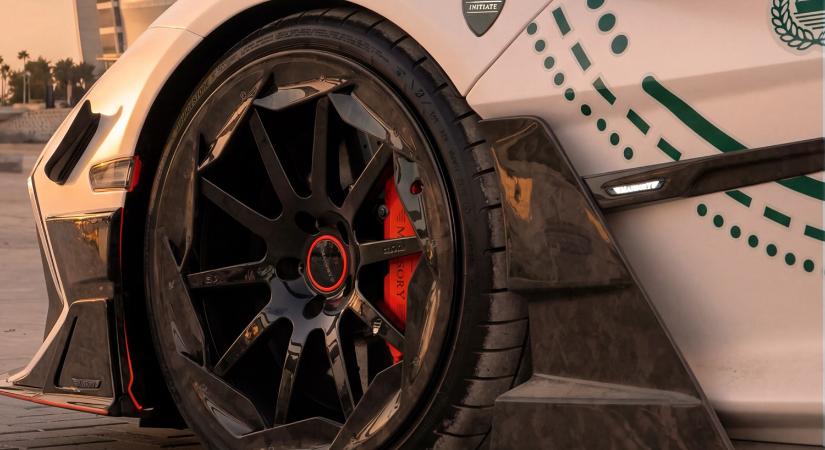 Brutális rendőrautót készített a híres tuningcég