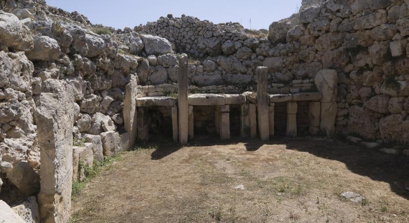 Egy magyar turista a máltai vakációján számokat vésett egy ötezer éves templom falába