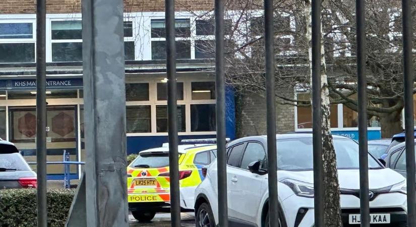 Terror egy londoni iskolában: két diákot megkéseltek