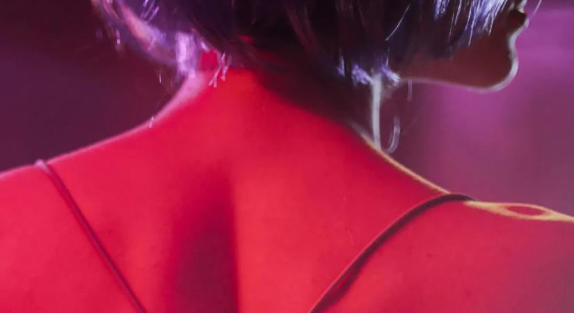 Mindenki szívét megdobogtatta: köldökig kivágott ruhában villantott a szexi műsorvezető