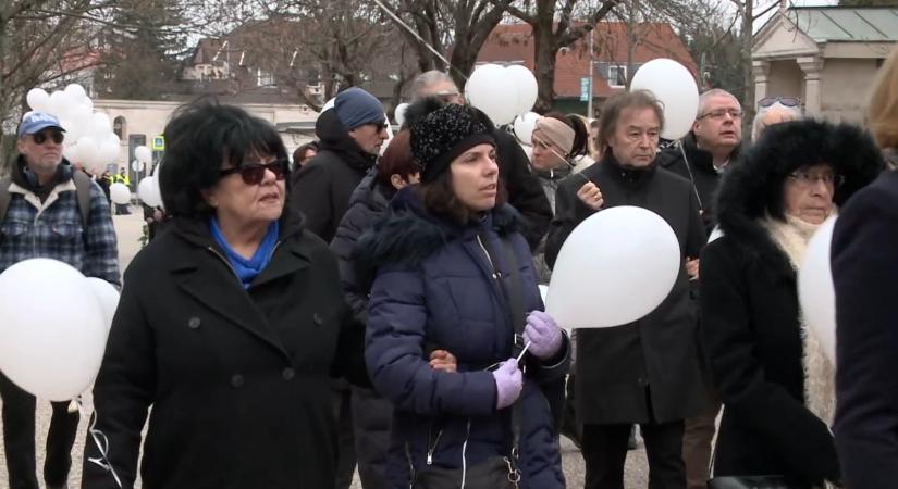 Megható szavakkal és fehér rózsákkal vettek végső búcsút Fenyő Miklóstól